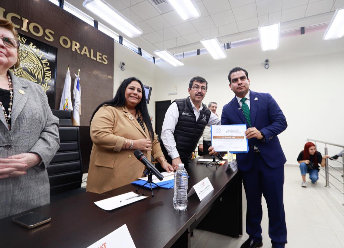 El rector Dámaso Anaya sostiene encuentro con universitarios de la FADYCS-UAT