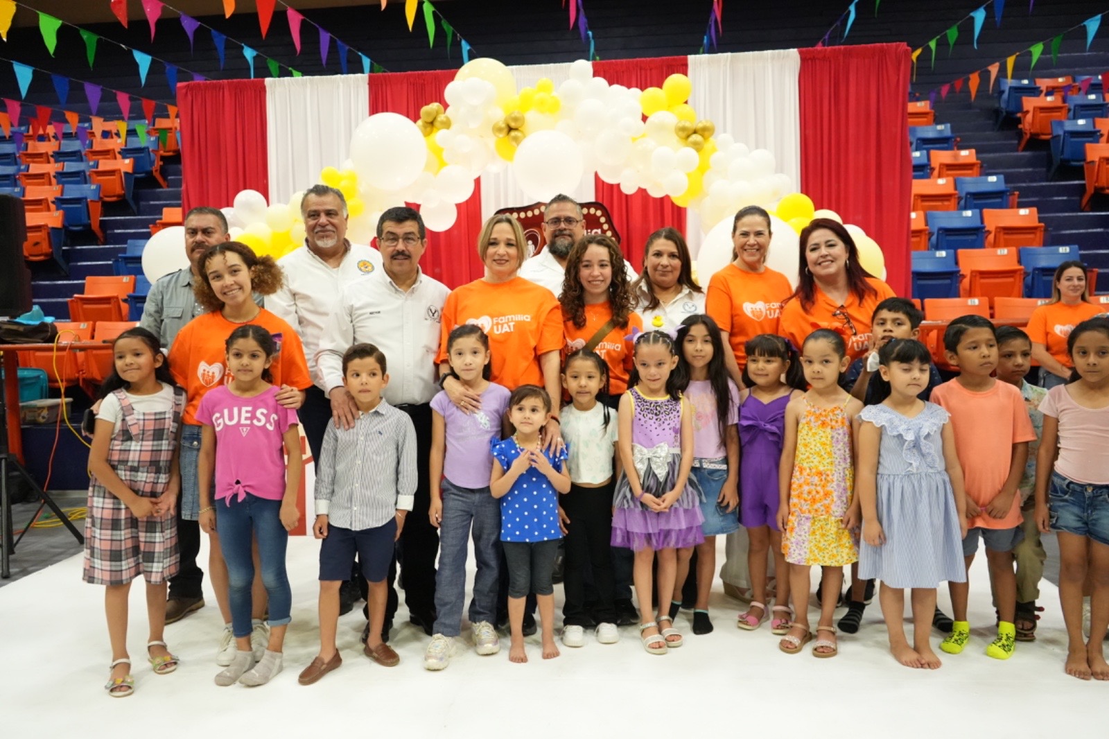 Dámaso Anaya y su esposa presiden el festival del SUTUAT por el Díadel Niño