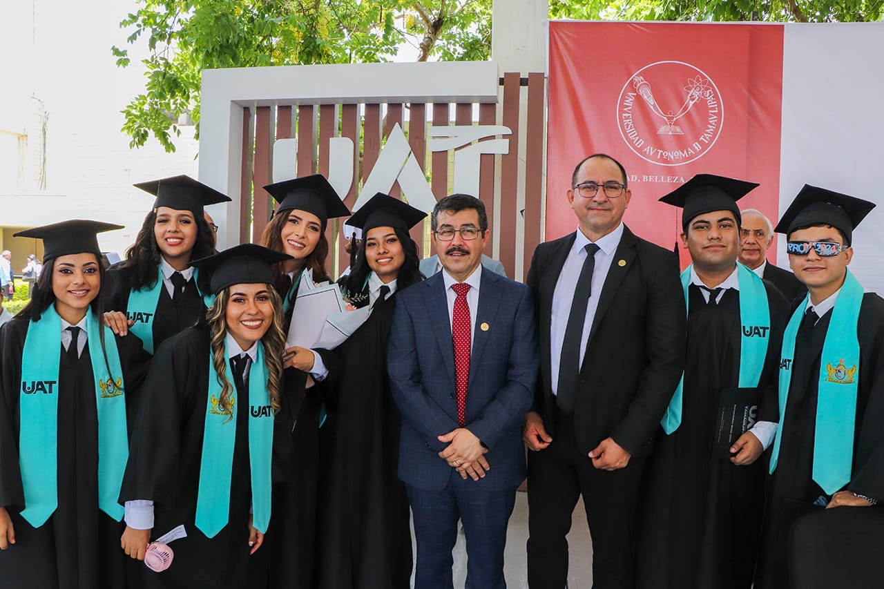 Rector de la UAT , Dámaso Anaya, preside graduación en la UAMMante