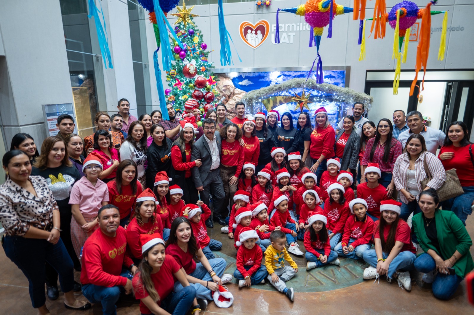 Preside rector encendido del pino navideño Familia UAT