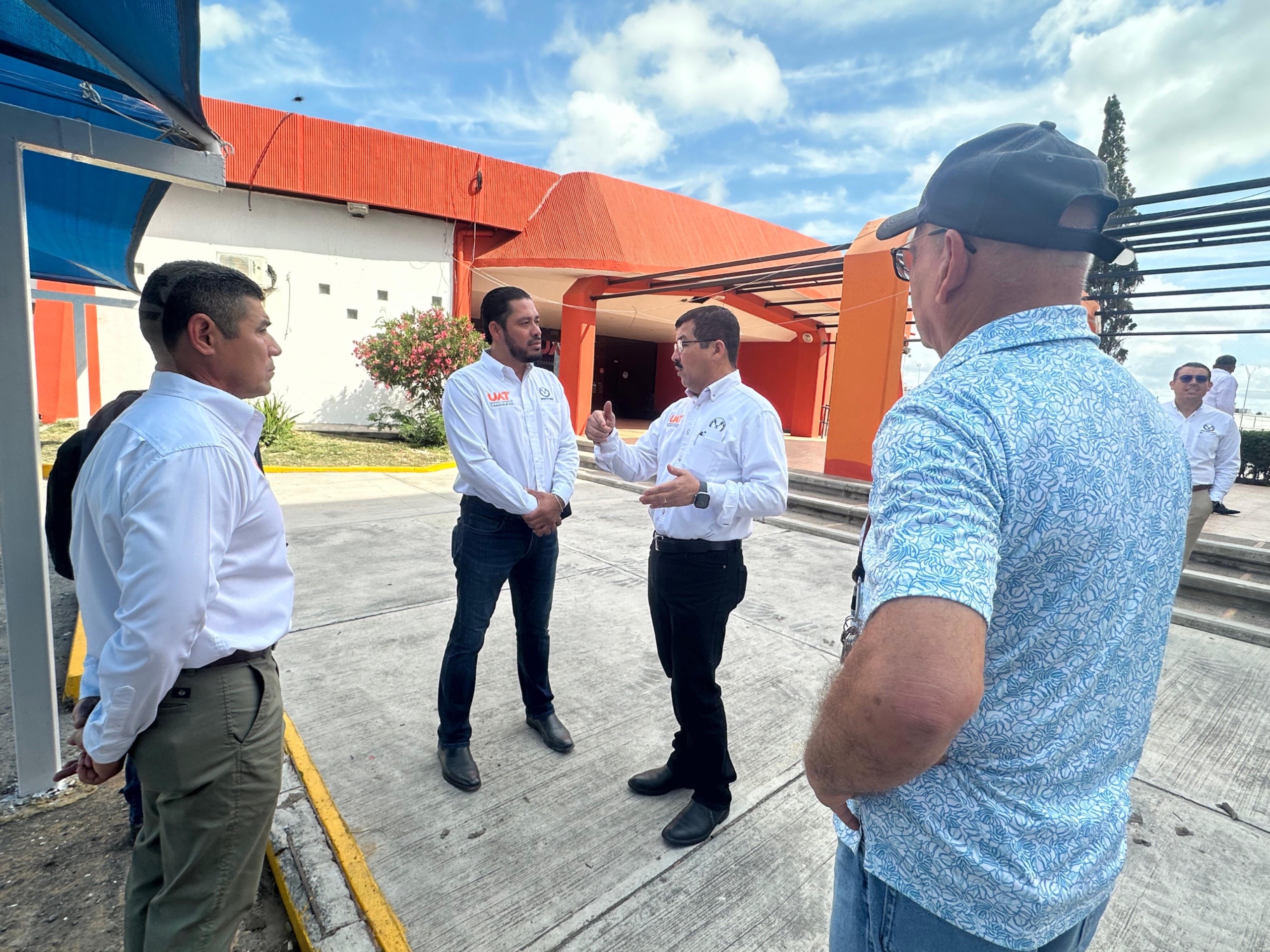 Entrega rector apoyos a estudiantes de la UAT en Nuevo Laredo