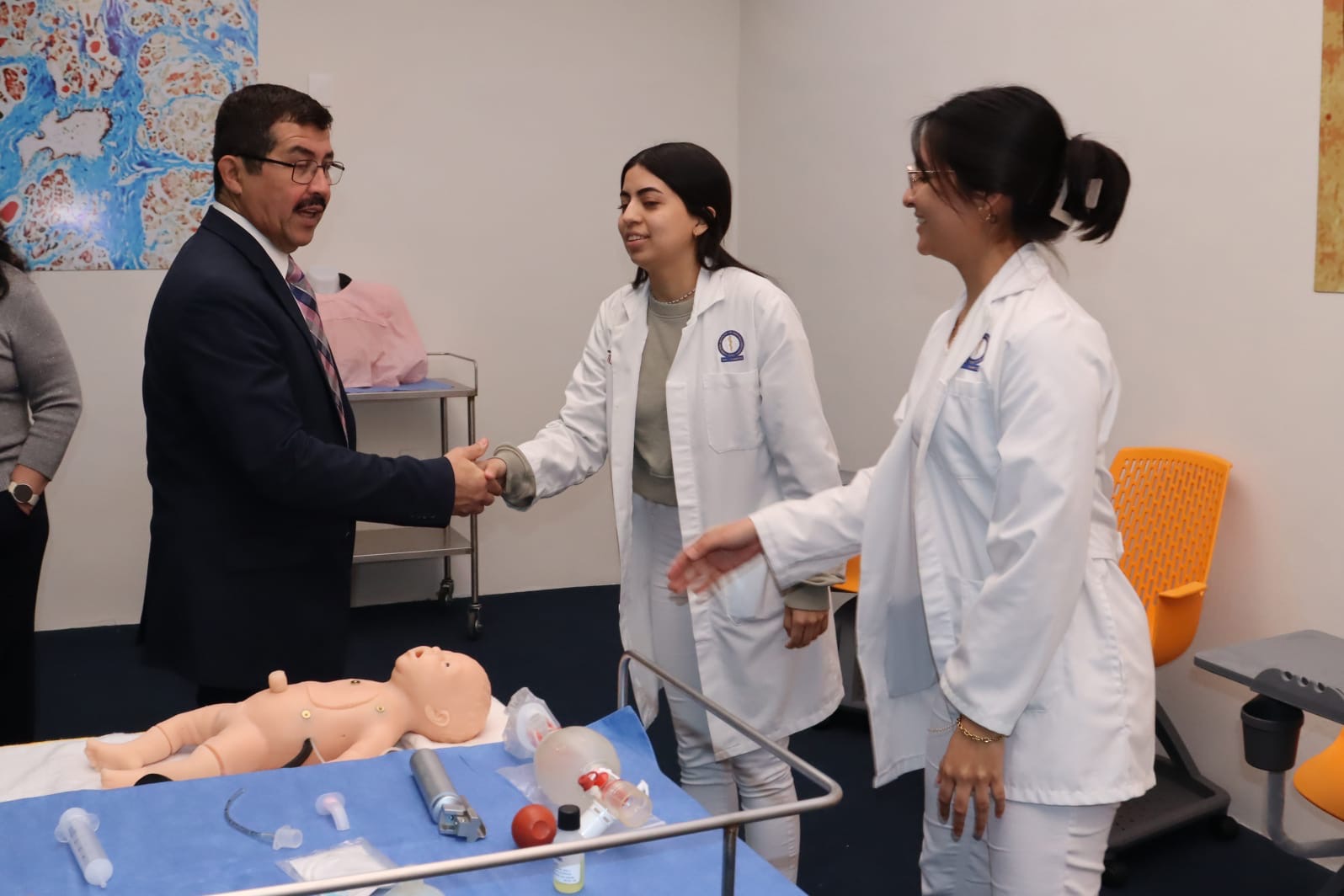 Ciudad Victoria, Tam.; 31 de enero de 2025. Rector de la UAT supervisa equipamiento en la Facultad de Medicina Tampico Como parte de las acciones para fortalecer la formación académica y práctica, el rector de la Universidad Autónoma de Tamaulipas (UAT), Dámaso Anaya Alvarado, hizo un recorrido por la Facultad de Medicina de Tampico, acompañado por los integrantes del Patronato Universitario, Salvador Salazar Herrera y Francisco Rivera Cortez, quienes constataron la calidad de infraestructura, equipos y herramientas que complementan la preparación de los estudiantes. En su visita a este plantel universitario del Campus Sur, el rector Dámaso Anaya supervisó el área de quirófanos, el laboratorio de medicina experimental y diversas áreas equipadas con tecnología avanzada para la formación médica. El director de la Facultad de Medicina de Tampico, Raúl de León Escobedo, explicó los avances de obras y el equipamiento de las áreas que se han destinado para la práctica y la enseñanza, como parte del plan de infraestructura y mejoramiento que impulsa la administración rectoral. Con la participación de estudiantes y docentes, se expuso el funcionamiento de maniquíes de simulación, incluyendo modelos para exploración abdominal, diagnóstico de patologías oculares y auditivas, y un simulador neonatal con acceso a procedimientos especializados. Se mostró el chaleco de exploración mamaria, que permite identificar patologías mediante técnicas de palpación, y la plataforma interactiva Body Interact, que permite evaluar pacientes virtuales en escenarios clínicos controlados, facilitando la toma de decisiones médicas y el desarrollo de habilidades diagnósticas. El rector Dámaso Anaya incluyó en su recorrido una visita a los quirófanos, los cuales destacan por su amplitud y equipamiento de vanguardia, además de supervisar la construcción de dos laboratorios, la terminación de un aula de medicina inteligente y la habilitación de dos quirófanos en el edificio de prácticas quirúrgicas, destacándose la reciente obtención de una máquina de anestesia y monitores de signos vitales, con los cuales se asegurará una capacitación de calidad para los futuros profesionales de la salud.
