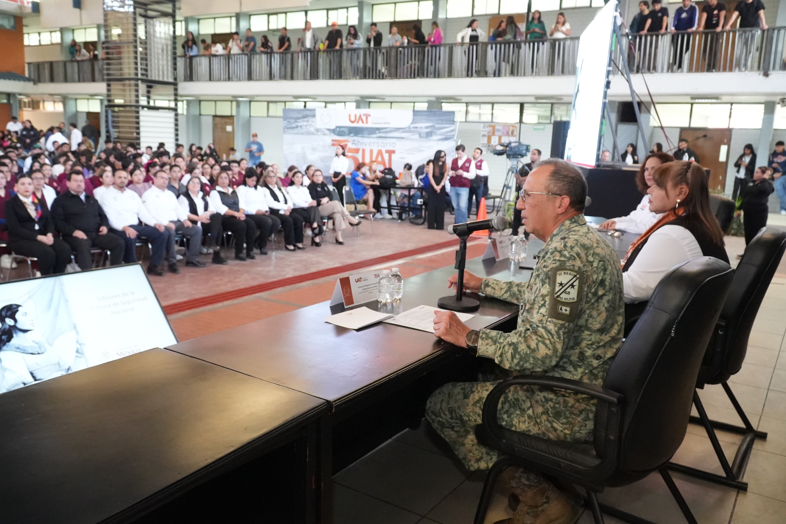 El Gral. Enrique García Jaramillo da conferencia en la UAT sobre seguridad nacional
