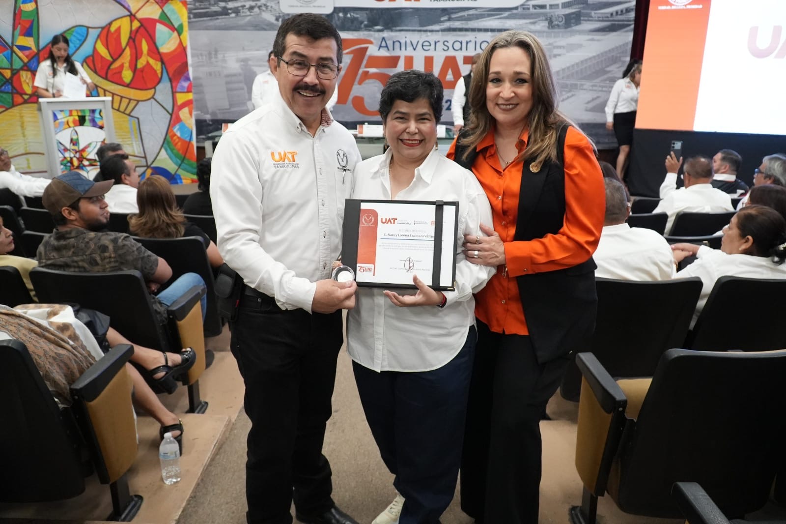 Entrega el rector Dámaso Anaya reconocimientos a jubilados del SUTUAT