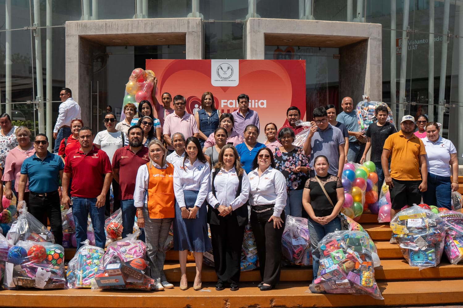 Alegrando corazones, la UAT entrega juguetes a la niñez tamaulipeca