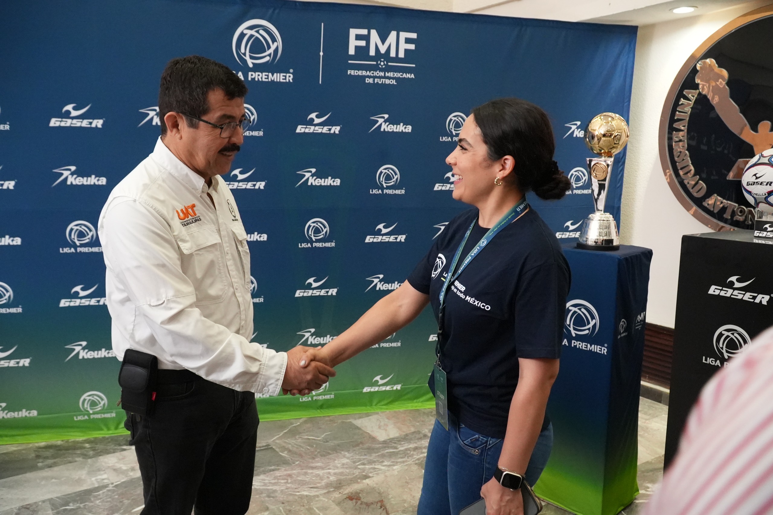 Recibe el rector Dámaso Anaya el Tour del Trofeo de la Liga Premier Mx