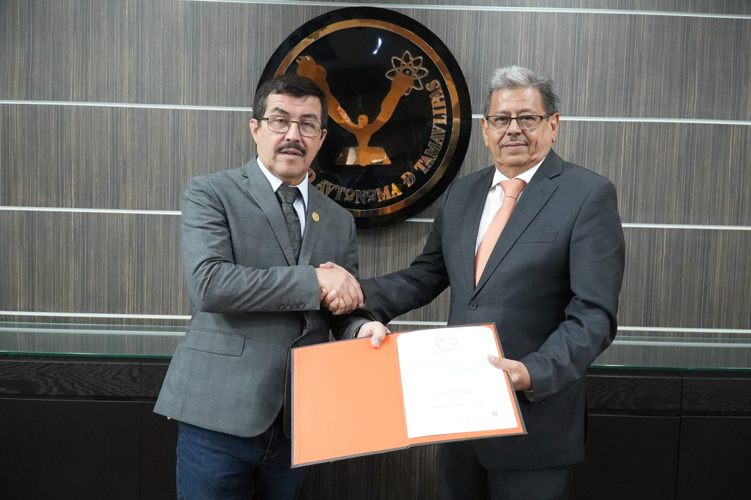 Designa rector a Ismael Quintanilla como abogado general de la UAT