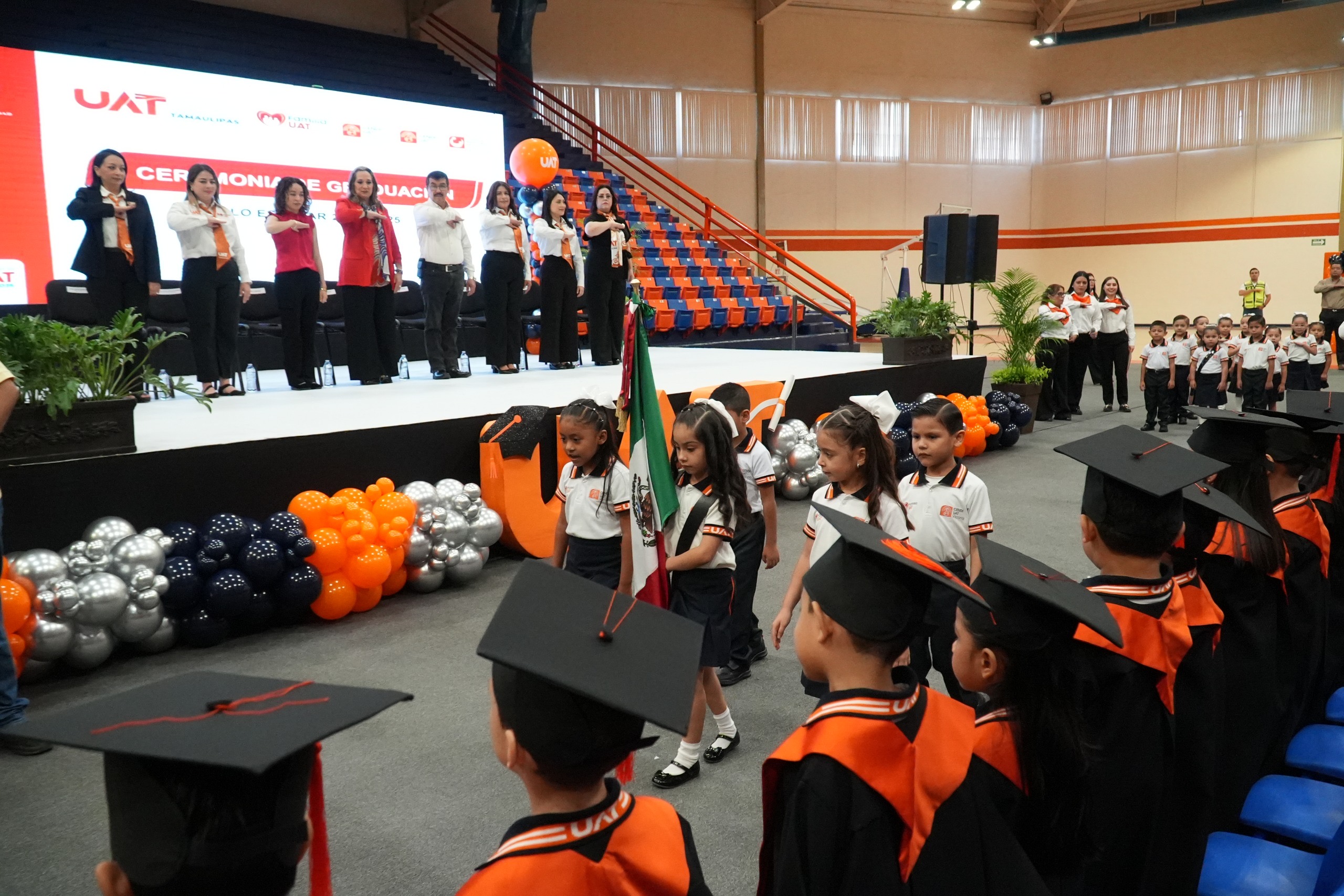 El rector Dámaso Anaya y la Lic. Isolda Rendón presiden graduación de los CENDIS de la UAT