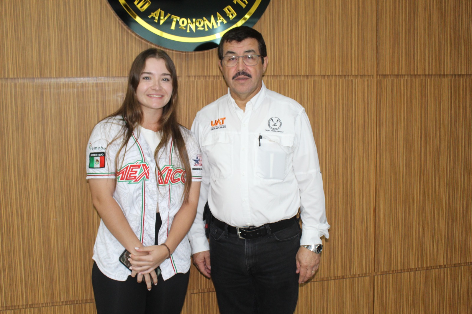 Felicita rector a Edith de Leija por sus éxitos en el béisbol internacional 