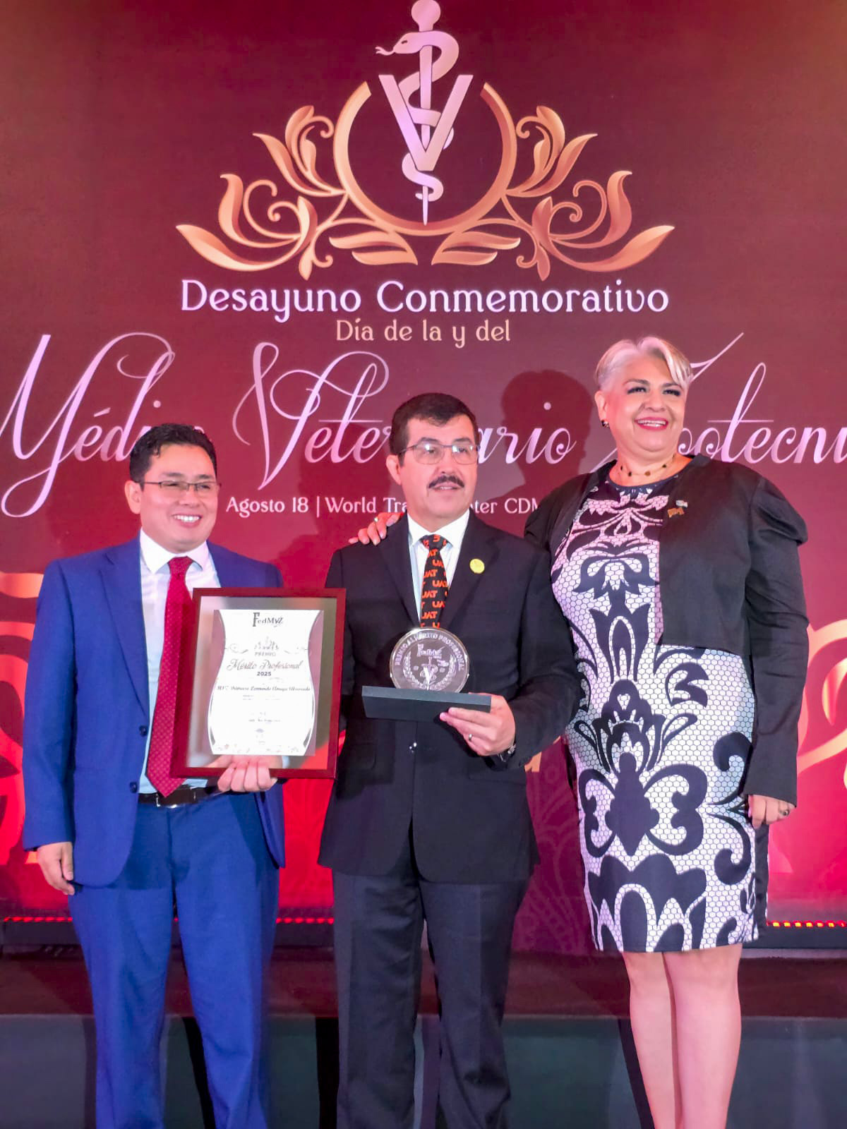 Recibe Dámaso Anaya Premio Nacional al Mérito Profesional 2025 