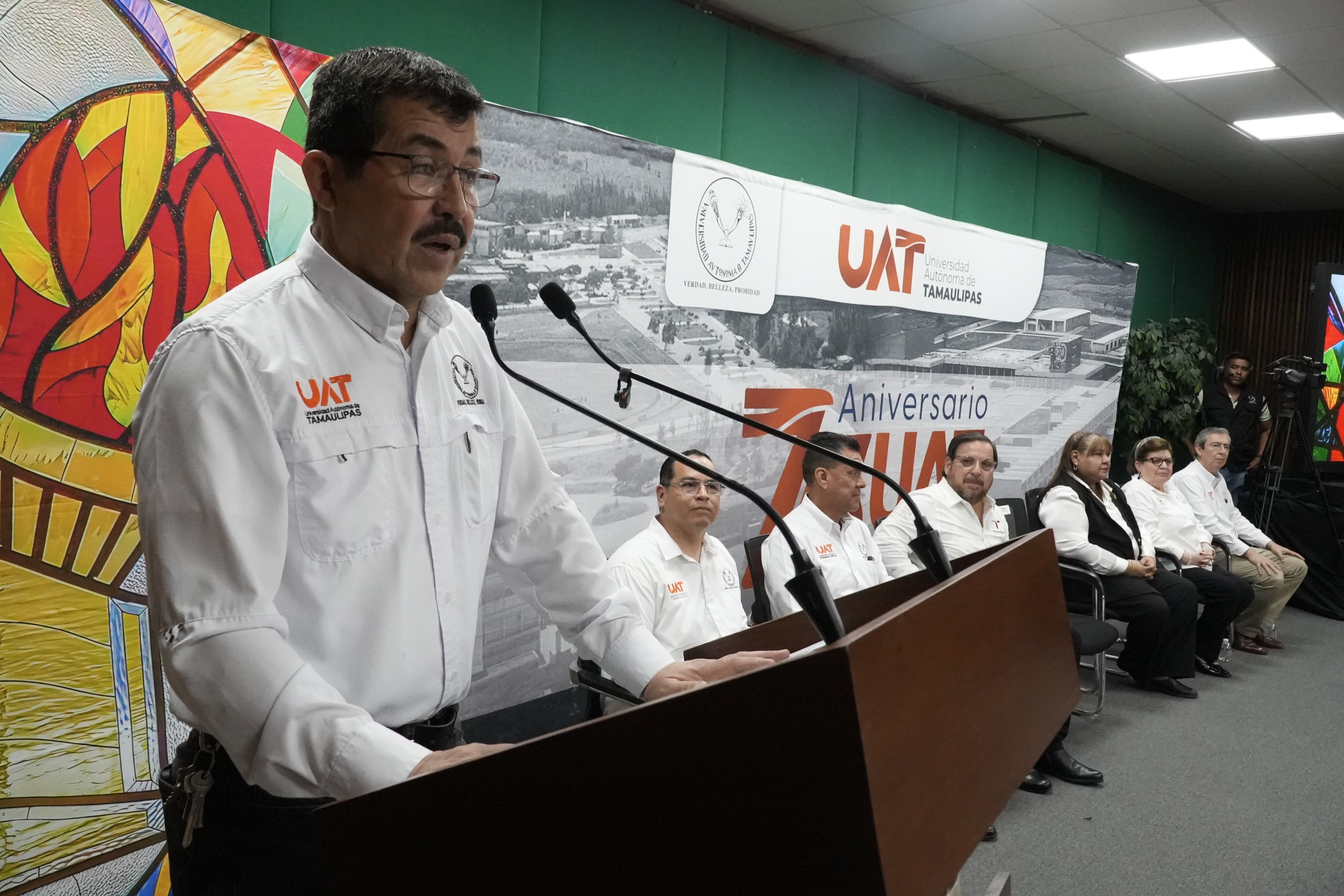 UAT y Secretaría de Educación entregan más de 8 000 becas a universitarios 