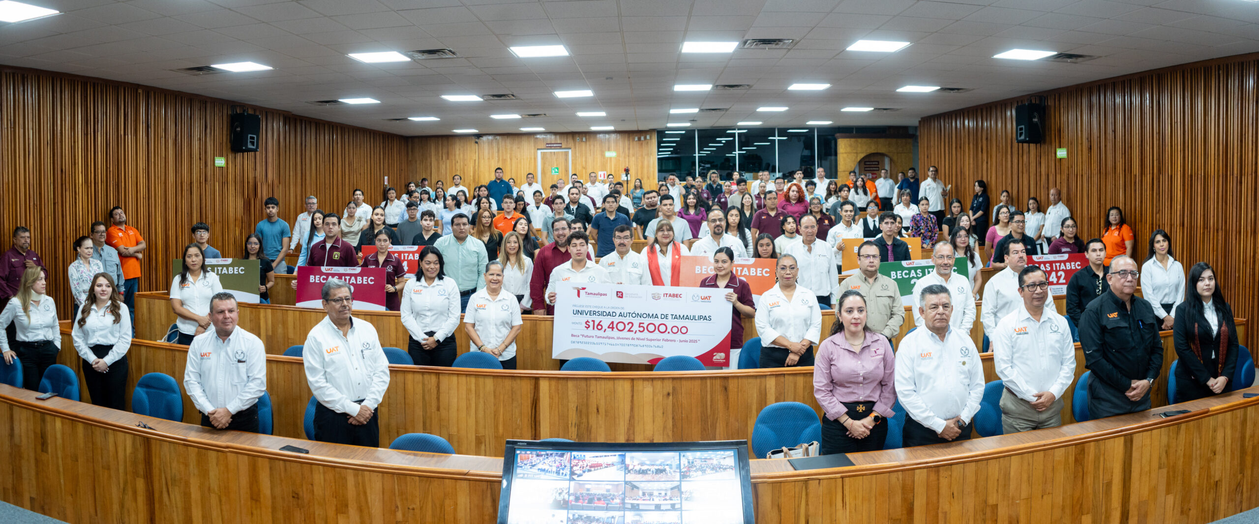 Más de 6 500 estudiantes de la UAT reciben beca 