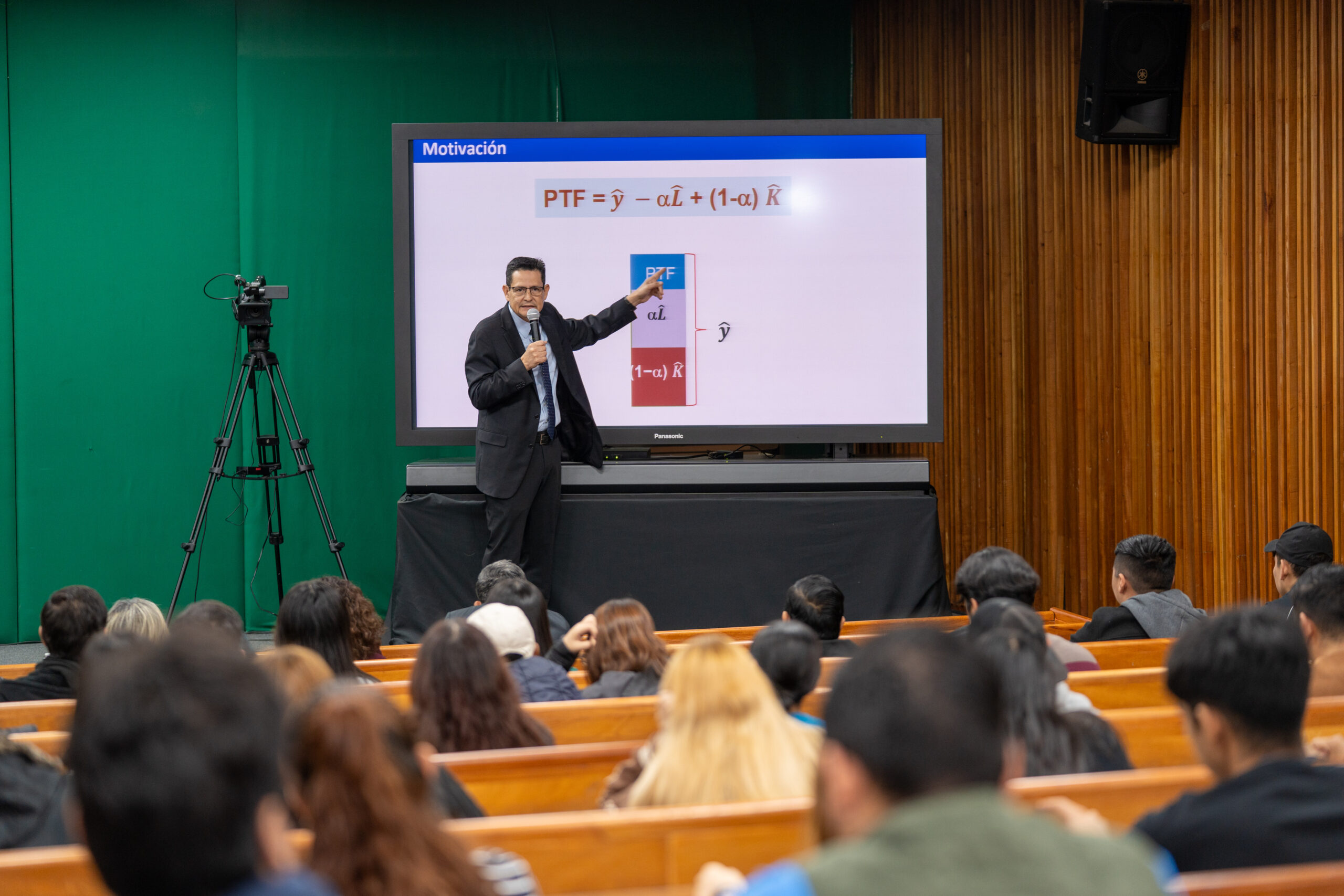 Expertos en economía imparten conferencias en la UAT 