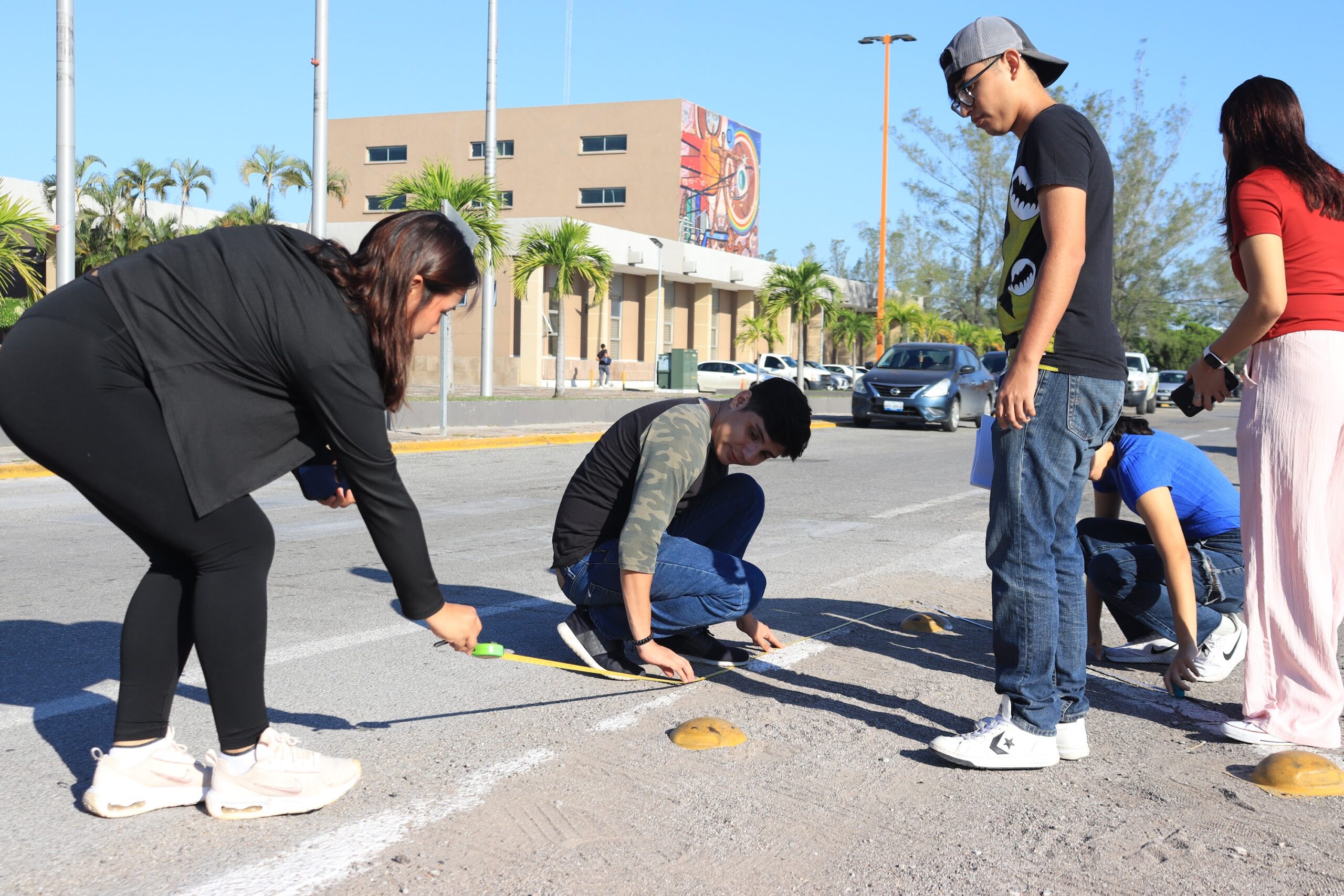 Con visión humanista estudiantes de la UAT transforman cruces peatonales 