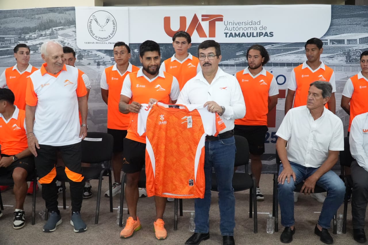 Rector de la UAT presenta oficialmente al equipo Correcaminos para el Torneo Apertura 2025 de la Liga de Expansión 