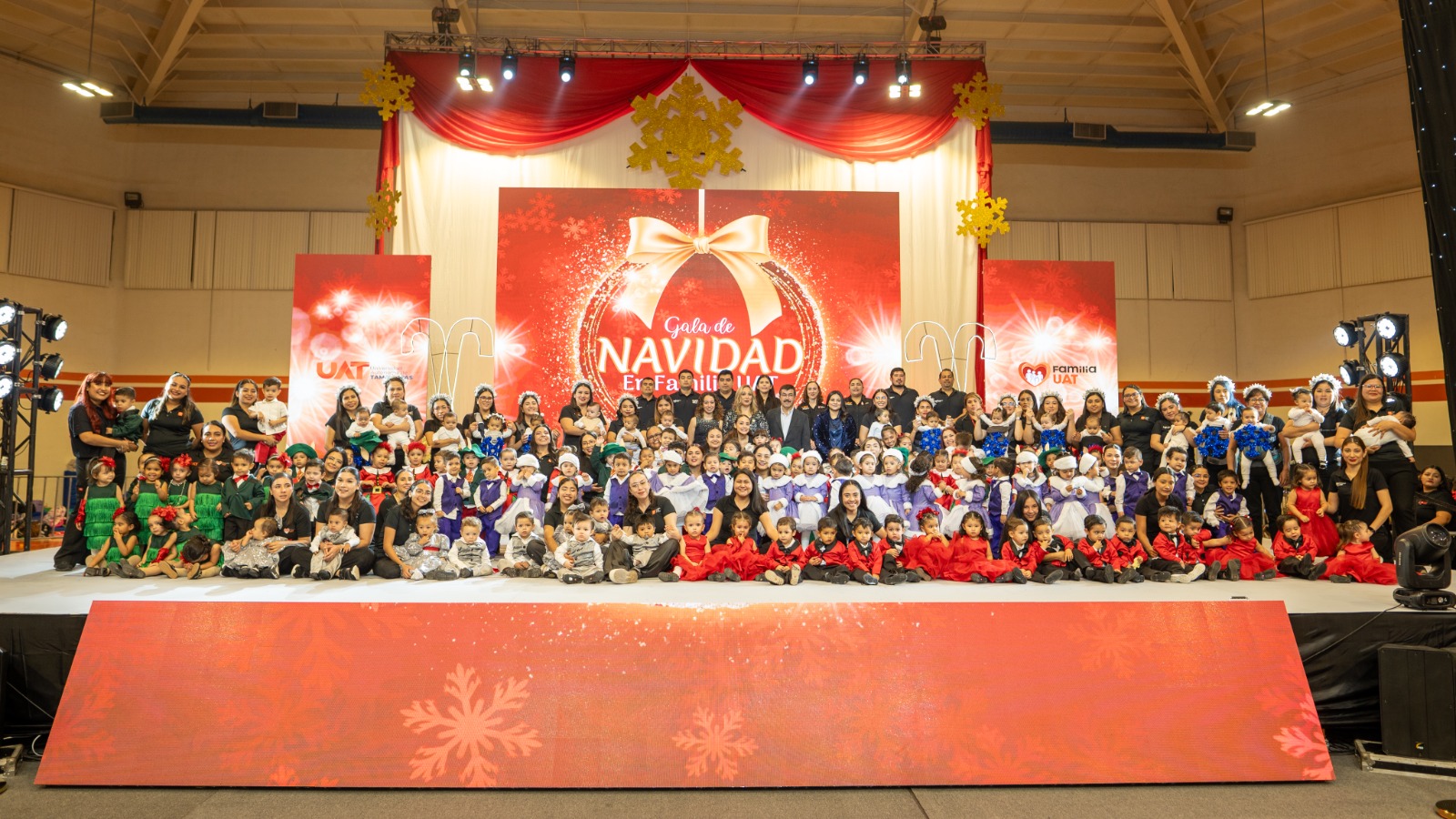 Celebran Gala de Navidad Familia UAT 2025 