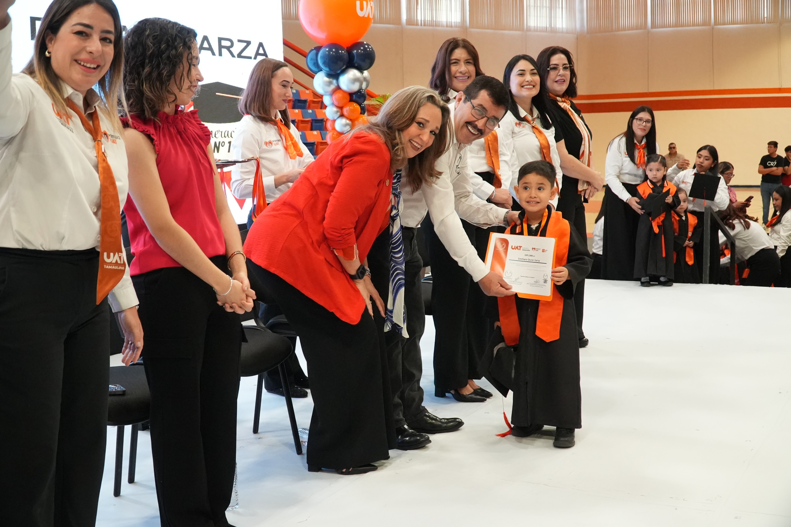 El rector Dámaso Anaya y la Lic. Isolda Rendón presiden graduación de CENDIS de la UAT 
