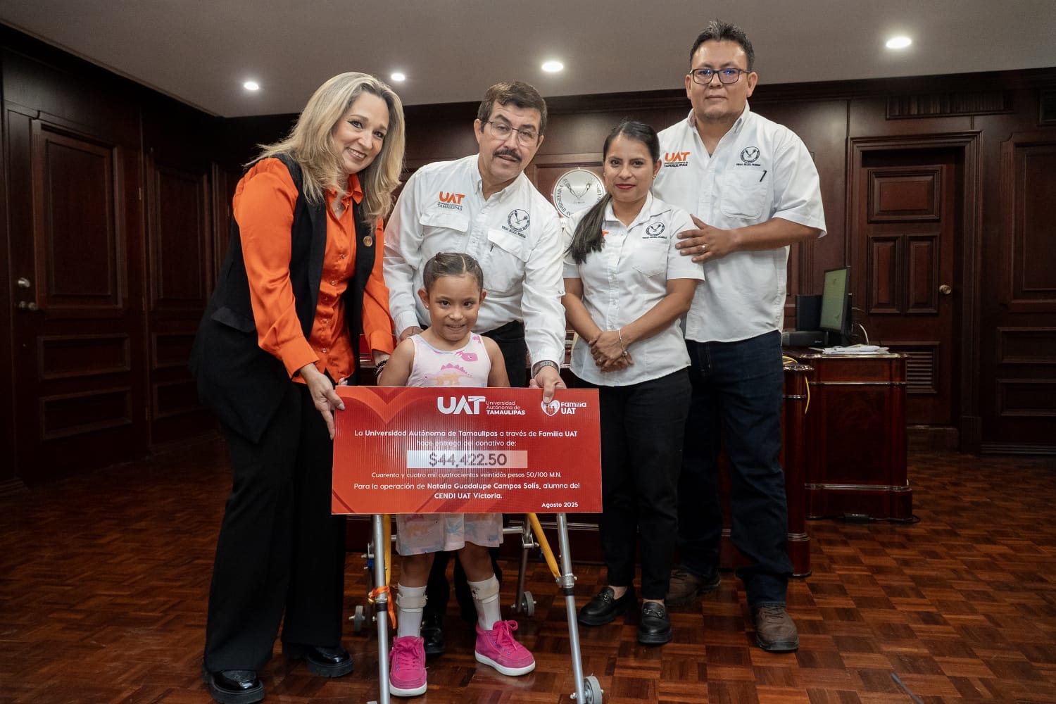 Familia UAT entrega donativo en apoyo a la salud de la pequeña Natalia